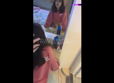 Terbuka Untuk Pemesanan, Turis Memasuki Kamar